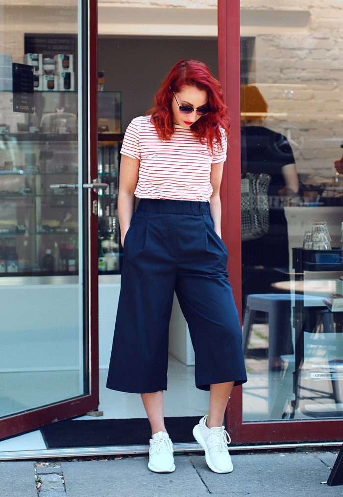 Outfit Culottes und Sneaker 